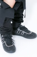 キリトモデルのスニーカー。