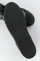 キリトモデルのスニーカー。