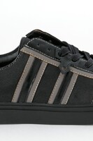 キリトモデルのスニーカー。