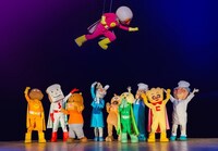 「それいけ！アンパンマン ありがとう！みんなのキラキラパーティー」イメージ画像。宙を舞うアンパンマン。