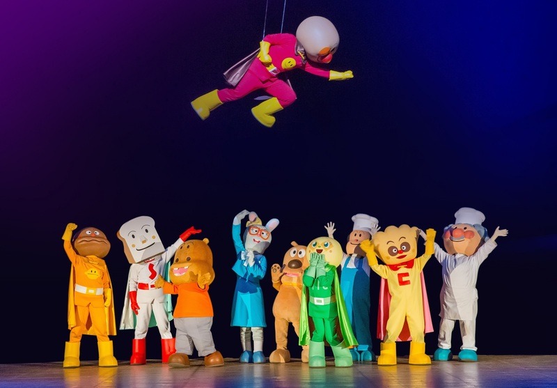 「それいけ！アンパンマン ありがとう！みんなのキラキラパーティー」イメージ画像。宙を舞うアンパンマン。