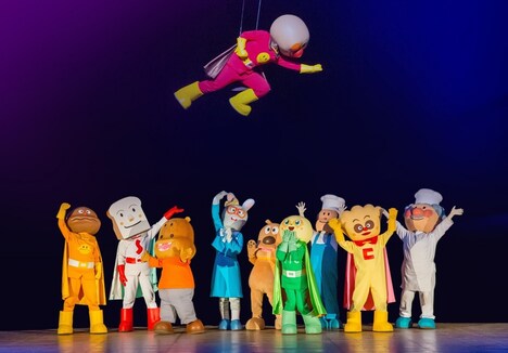 「それいけ！アンパンマン ありがとう！みんなのキラキラパーティー」イメージ画像。宙を舞うアンパンマン。