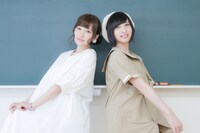 左から高橋未奈美、佐倉綾音。