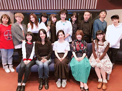 アフレコ現場の集合写真。上段左から高乃麗、浦田わたる、たかはし智秋、釘宮理恵、田辺留依、小林幸子、広瀬ゆうき、居島一平、浅沼晋太郎、寺崎裕香。下段左から黒沢ともよ、田中敦子、坂本真綾、内田真礼、田村ゆかり。