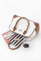 「夏目友人帳」コラボレーションバッグの使用イメージ。