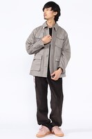 アンツィオ高校をモチーフにしたミリタリーアウターの着用例。