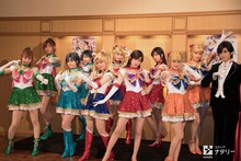 囲み取材の様子。前列左から「Team MOON」より、セーラージュピター／木野まこと役の能條愛未、セーラーマーキュリー／水野亜美役の伊藤理々杏、セーラームーン／月野うさぎ役の山下美月、セーラーマーズ／火野レイ役の高山一実、セーラーヴィーナス／愛野美奈子役の樋口日奈、タキシード仮面／地場衛役の石井美絵子。後列左から「Team STAR」より、セーラージュピター／木野まこと役の梅澤美波、セーラーマーキュリー／水野亜美役の渡辺みり愛、セーラームーン／月野うさぎ役の井上小百合、セーラーマーズ／火野レイ役の寺田蘭世、セーラーヴィーナス／愛野美奈子役の中田花奈。