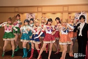 囲み取材の様子。前列左から「Team MOON」より、セーラージュピター/木野まこと役の能條愛未、セーラーマーキュリー/水野亜美役の伊藤理々杏、セーラームーン/月野うさぎ役の山下美月、セーラーマーズ/火野レイ役の高山一実、セーラーヴィーナス/愛野美奈子役の樋口日奈、タキシード仮面/地場衛役の石井美絵子。後列左から「Team STAR」より、セーラージュピター/木野まこと役の梅澤美波、セーラーマーキュリー/水野亜美役の渡辺みり愛、セーラームーン/月野うさぎ役の井上小百合、セーラーマーズ/火野レイ役の寺田蘭世、セーラーヴィーナス/愛野美奈子役の中田花奈。