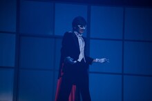 石井美絵子扮するタキシード仮面。