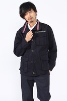 大洗女子学園をモチーフにしたミリタリーアウターの着用例。