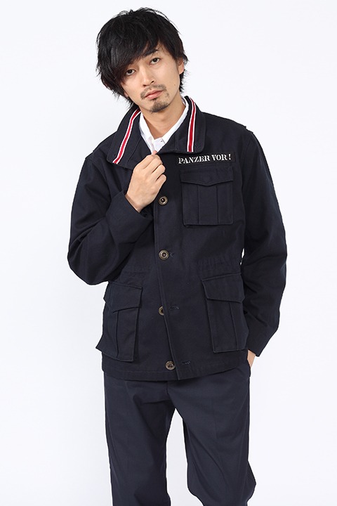 大洗女子学園をモチーフにしたミリタリーアウターの着用例。