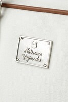 「夏目友人帳」コラボレーションバッグのフロントのプレート部分。