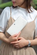 「夏目友人帳」コラボレーション財布の使用イメージ。