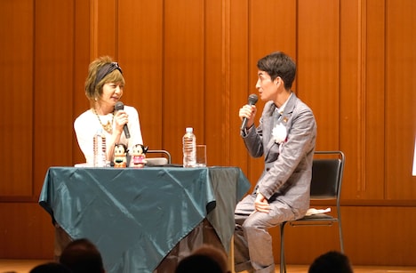 左から手塚るみ子、矢部太郎。