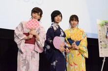 劇場公開OVA「あさがおと加瀬さん。」初日舞台挨拶の様子。左から山田結衣役の高橋未奈美、加瀬友香役の佐倉綾音、三河役の木戸衣吹。