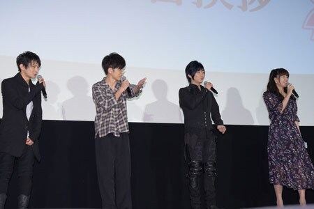 井上喜久子（右）がお決まりの自己紹介をするにあたり、「どうぞどうぞ」と促す共演者たち。