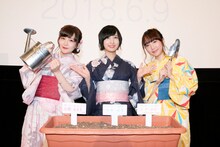 劇場公開OVA「あさがおと加瀬さん。」初日舞台挨拶の様子。左から山田結衣役の高橋未奈美、加瀬友香役の佐倉綾音、三河役の木戸衣吹。