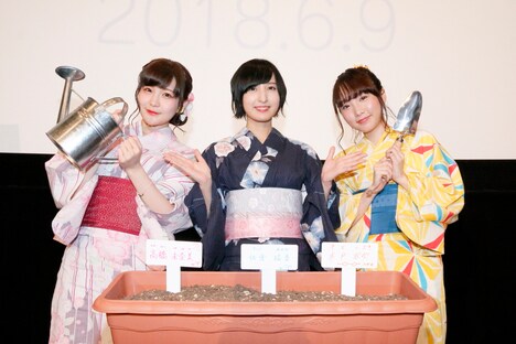 劇場公開OVA「あさがおと加瀬さん。」初日舞台挨拶の様子。左から山田結衣役の高橋未奈美、加瀬友香役の佐倉綾音、三河役の木戸衣吹。