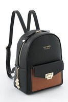 秋組モデルのリュック。