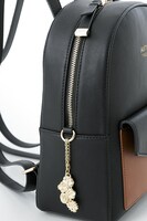 秋組モデルのリュック。