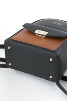 秋組モデルのリュック。