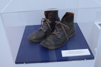「銃座のウルナ」の展示コーナーより、作画の参考にした靴。