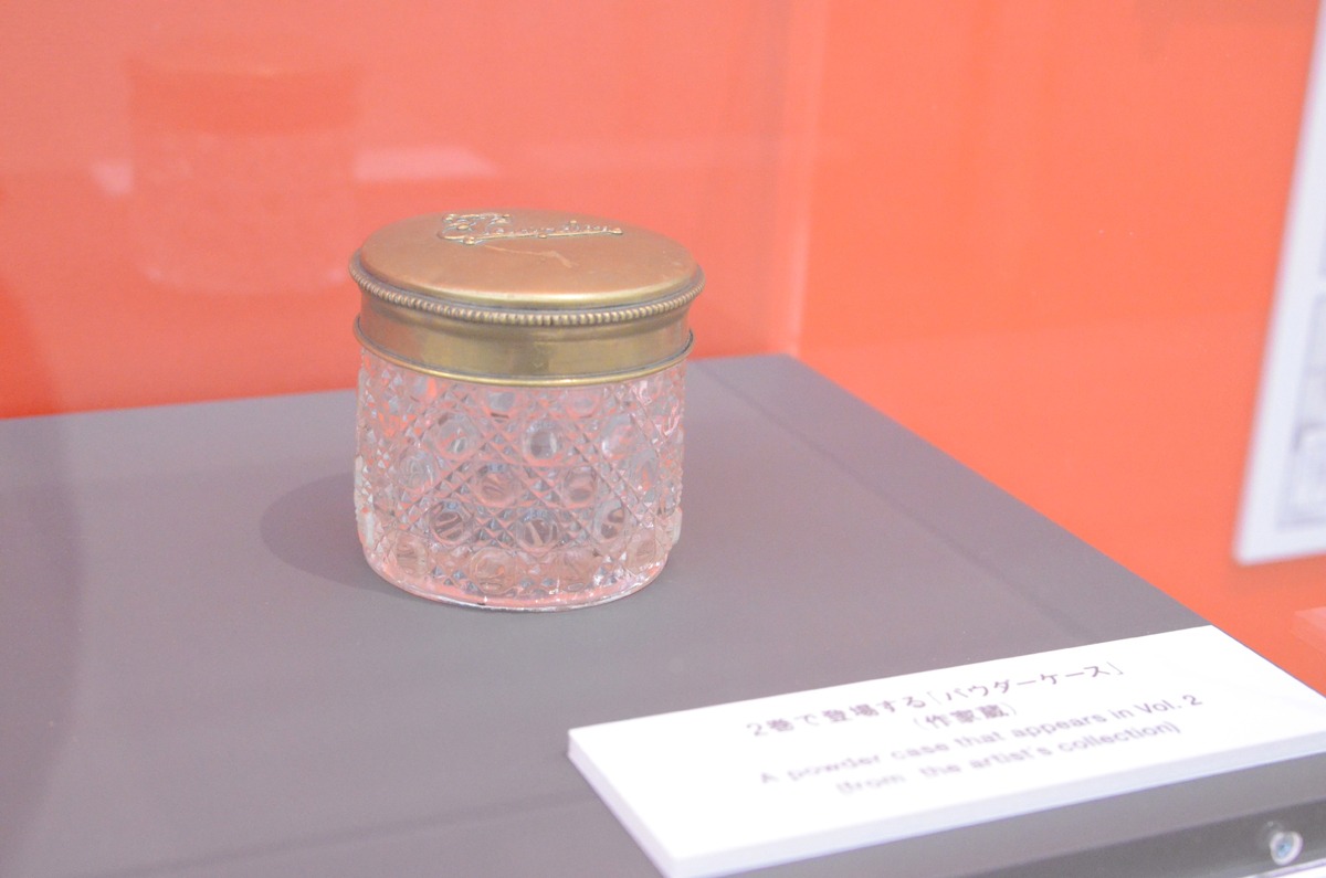 「ニュクスの角灯」の展示コーナーより、2巻に登場するパウダーケース。
