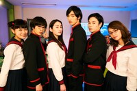 ドラマ「インベスターZ」主要キャスト。左から工藤綾乃扮するリン・コウメイ、岩井拳士朗扮する月浜蓮、早見あかり扮する藤田美雪、財前孝史に扮する清水尋也、柾木玲弥扮する神代圭介、柳美稀扮する渡辺隆子。