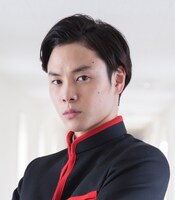 柾木玲弥扮する神代圭介。