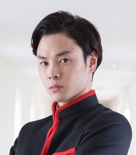 柾木玲弥扮する神代圭介。