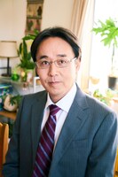 小木茂光扮する財前孝彦。