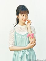 2winkモデルのバッグチャーム使用例。