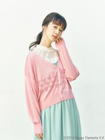 2winkモデルのカーディガン着用例。