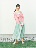 2winkモデルのカーディガン着用例。