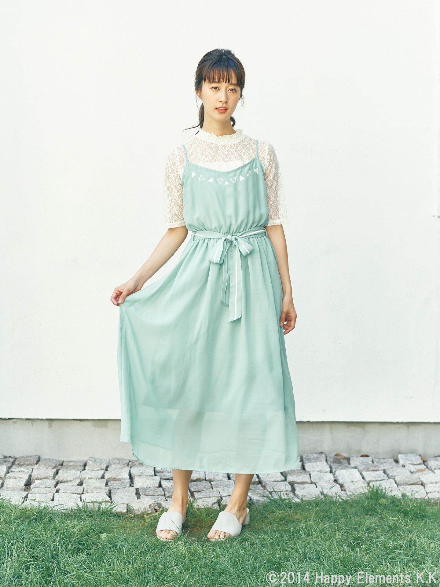 2winkモデルのワンピース着用例。