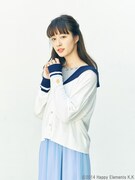 Ra*bitsモデルのカーディガンの着用例。