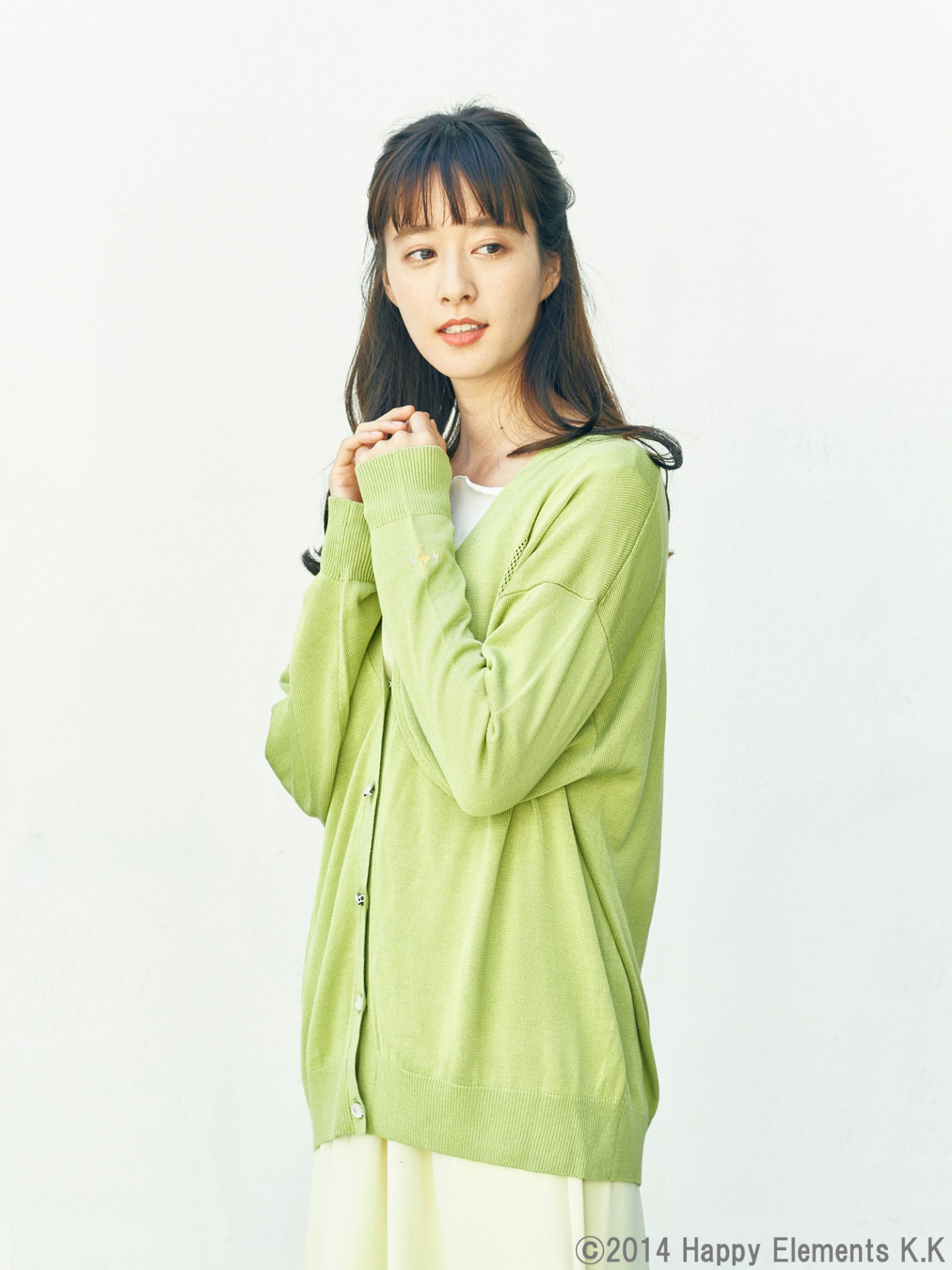 Switchモデルのカーディガン着用例。