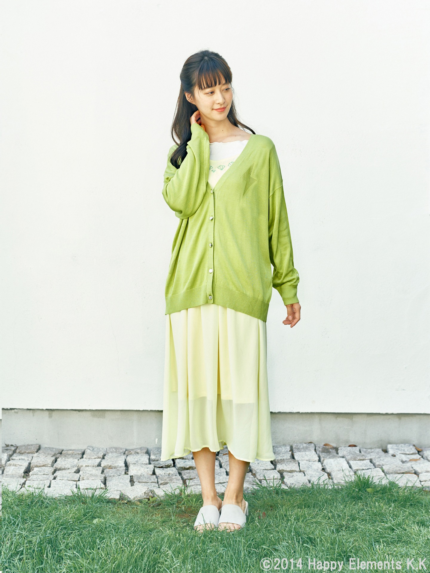 Switchモデルのカーディガン着用例。