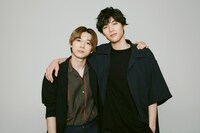 「映画 BLEACH 写真集 DEATHBERRY DAYS DOCUMENT」より。左から吉沢亮、福士蒼汰。撮影/京介 (c)久保帯人/集英社 (c)2018 映画「BLEACH」製作委員会