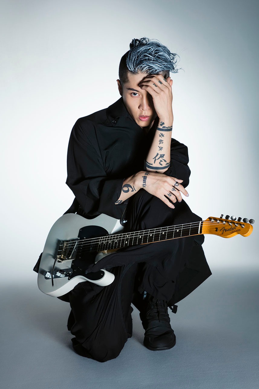 オープニング主題歌を担当するMIYAVI。