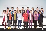 前列左より前野智昭、山下誠一郎、間島淳司、市来光弘、増田俊樹、新垣樽助、泰勇気、佐藤拓也。後列左より山中真尋、高橋孝治、福島潤、浅利遼太、櫻井トオル、鳥海浩輔、田丸篤志、阪口大助。
