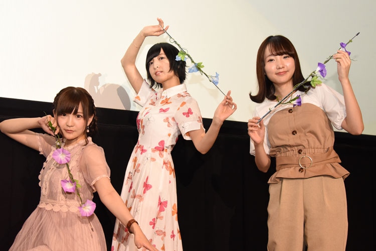 劇場公開OVA「あさがおと加瀬さん。」の大ヒット御礼舞台挨拶の様子。左から高橋未奈美、佐倉綾音、木戸衣吹。