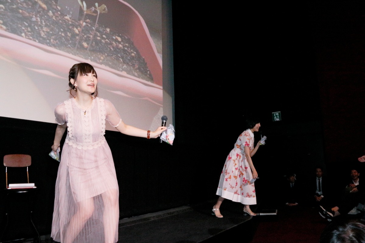 劇場公開OVA「あさがおと加瀬さん。」の大ヒット御礼舞台挨拶の様子。