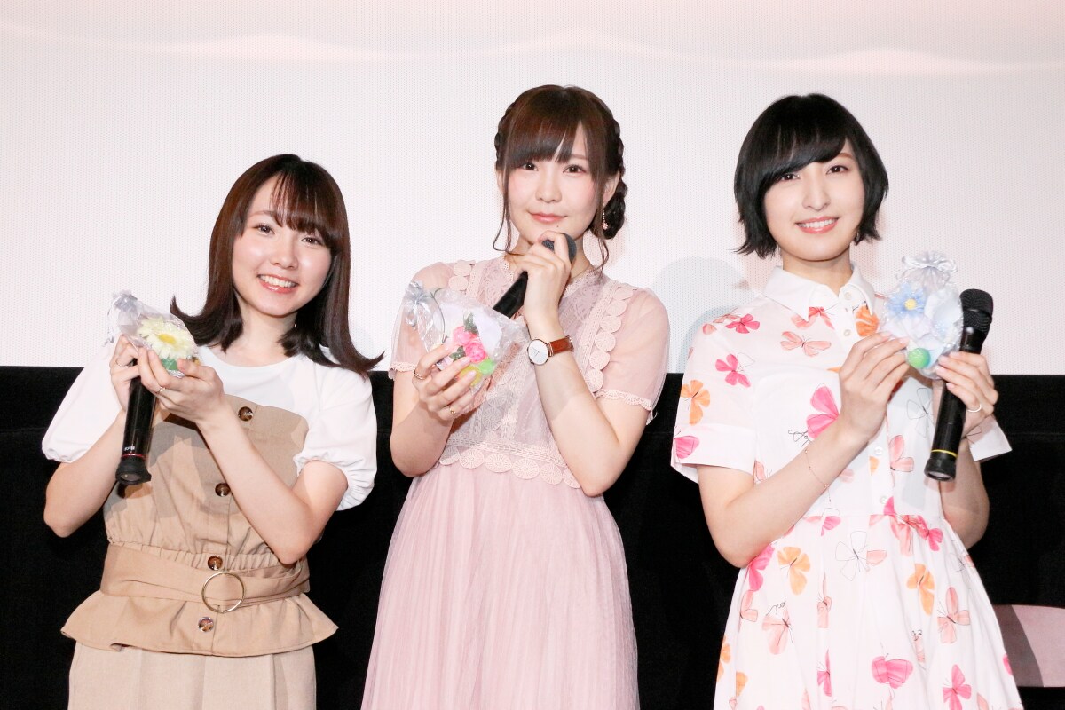 劇場公開OVA「あさがおと加瀬さん。」の大ヒット御礼舞台挨拶の様子。左から木戸衣吹、高橋未奈美、佐倉綾音。