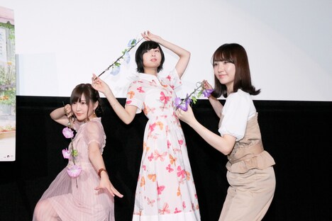 劇場公開OVA「あさがおと加瀬さん。」の大ヒット御礼舞台挨拶の様子。左から高橋未奈美、佐倉綾音、木戸衣吹。