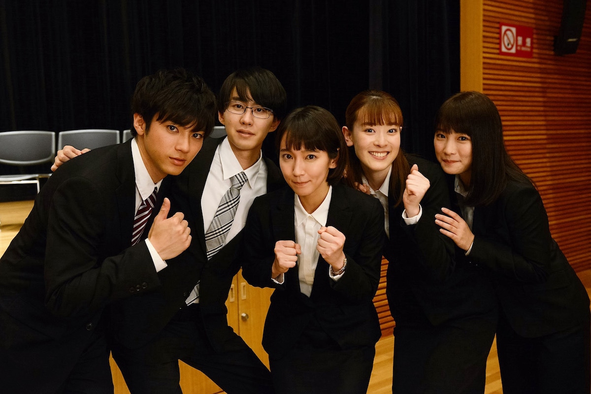 左から山田裕貴演じる七条竜一、小園凌央演じる後藤大門、吉岡里帆演じる義経えみる、水上京香演じる桃浜都、川栄李奈演じる栗橋千奈。