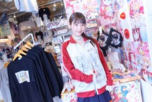 「URAHARA」コラボジャージを着用した上坂すみれ。