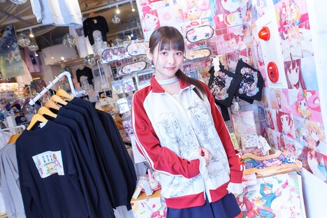 「URAHARA」コラボジャージを着用した上坂すみれ。