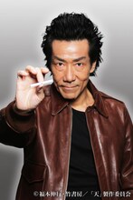 岸谷五朗扮する天貴史。