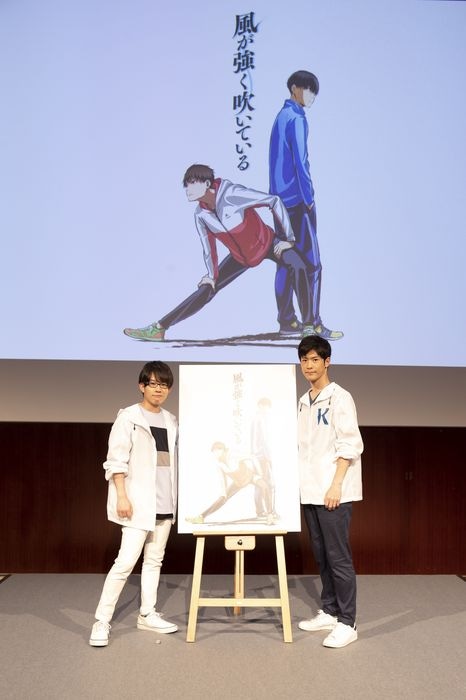 会見の様子。